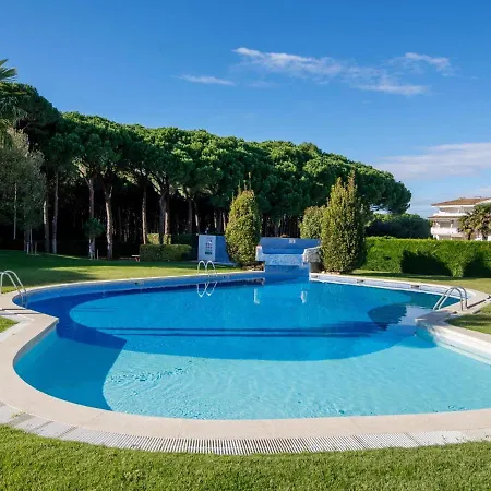 Charming Golf, Pool And Private Parking Apartment